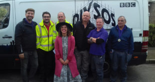 Bushboard Team with BBC DIY SOS presentersRESIZED