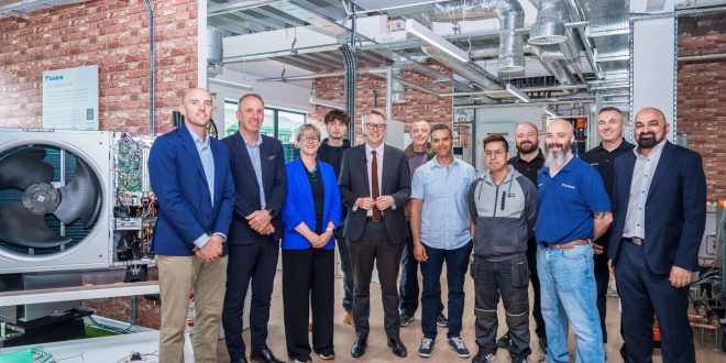 Minister for Energy Consumers visits Daikin training facility