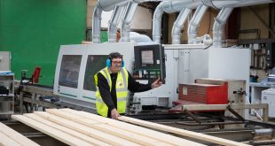 beesley and fildes Eddie Rose working on the Weinig P3000 high speed planning line sml 002