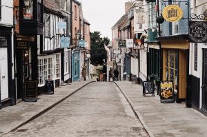 narrow city street england 600x398 1